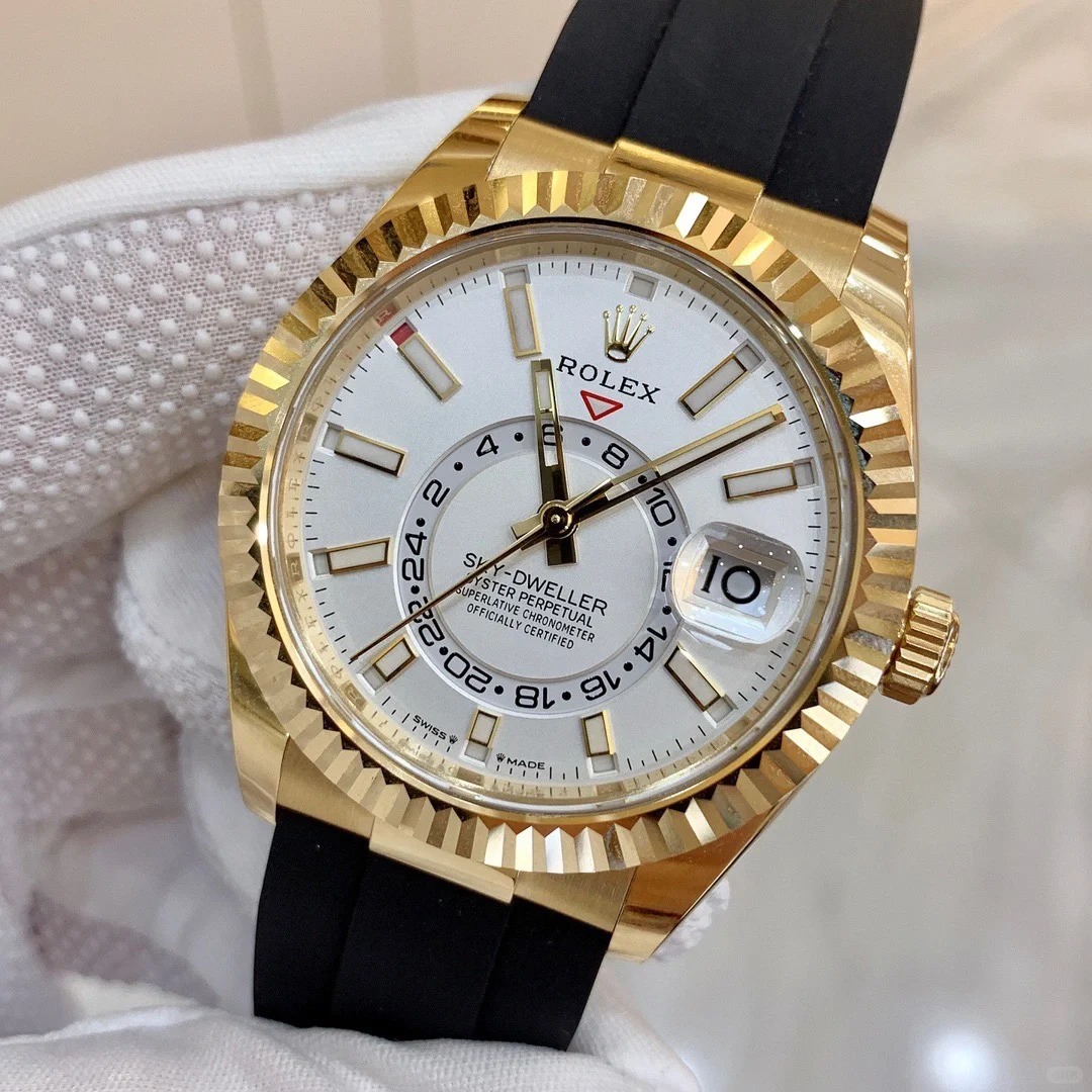 The Oyster Perpetual Sky-Dweller is available in 18 ct yellow gold with a mellow white dial and an Oysterflex bracelet. -m336238-0003 42mm