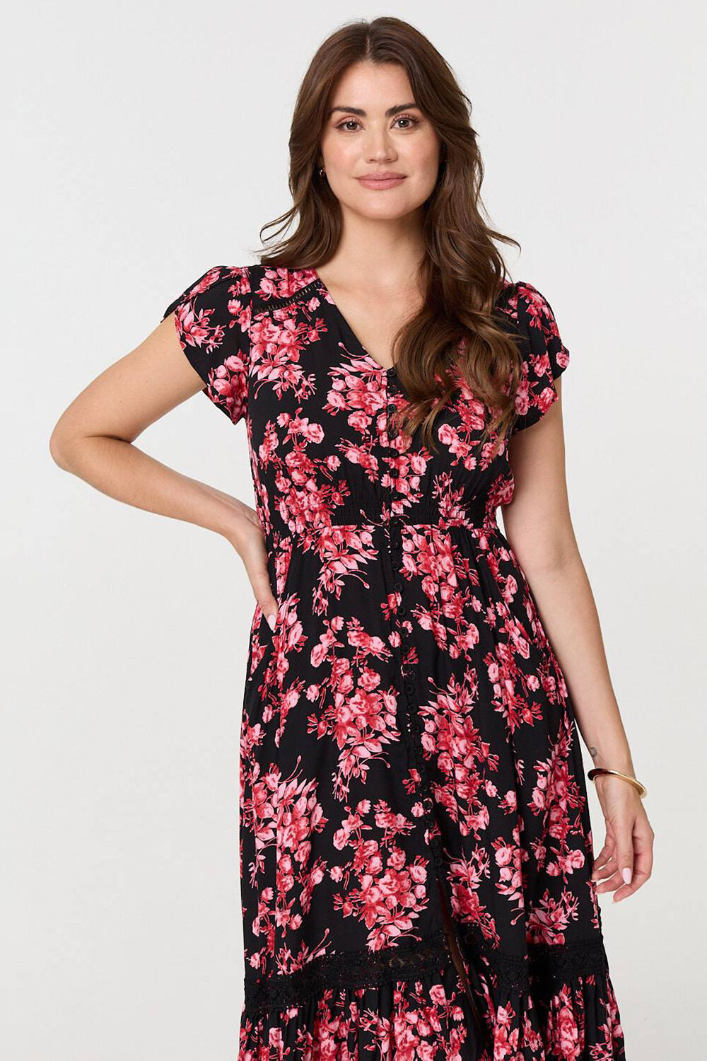 Izabel London – Floral Lace Trim V-Neck Shirred Midi Dress