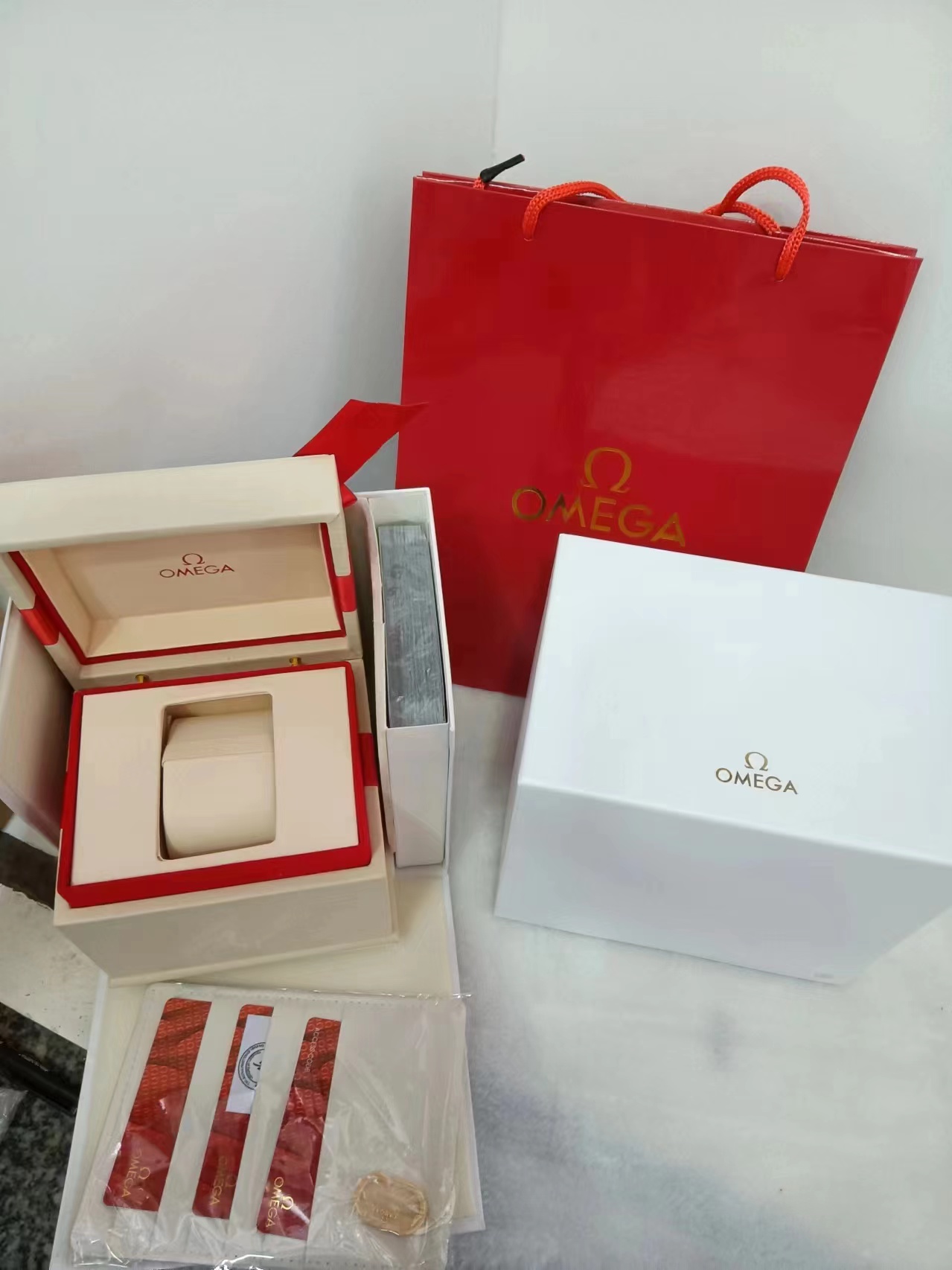 De Ville Prestige 39.5 mm stainless steel case and leather strap - 424.13.40.20.03.002