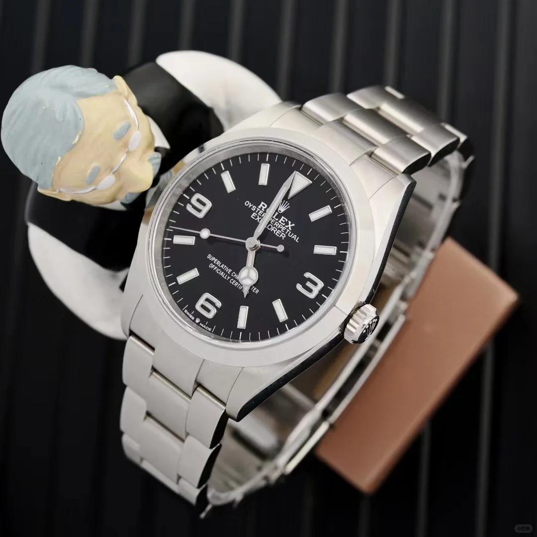 The Oyster Perpetual Explorer 36 is made of Oyster steel and features a distinctive black dial featuring the 3, 6 and 9 numerals coated with Chromalight. -m124270-0001