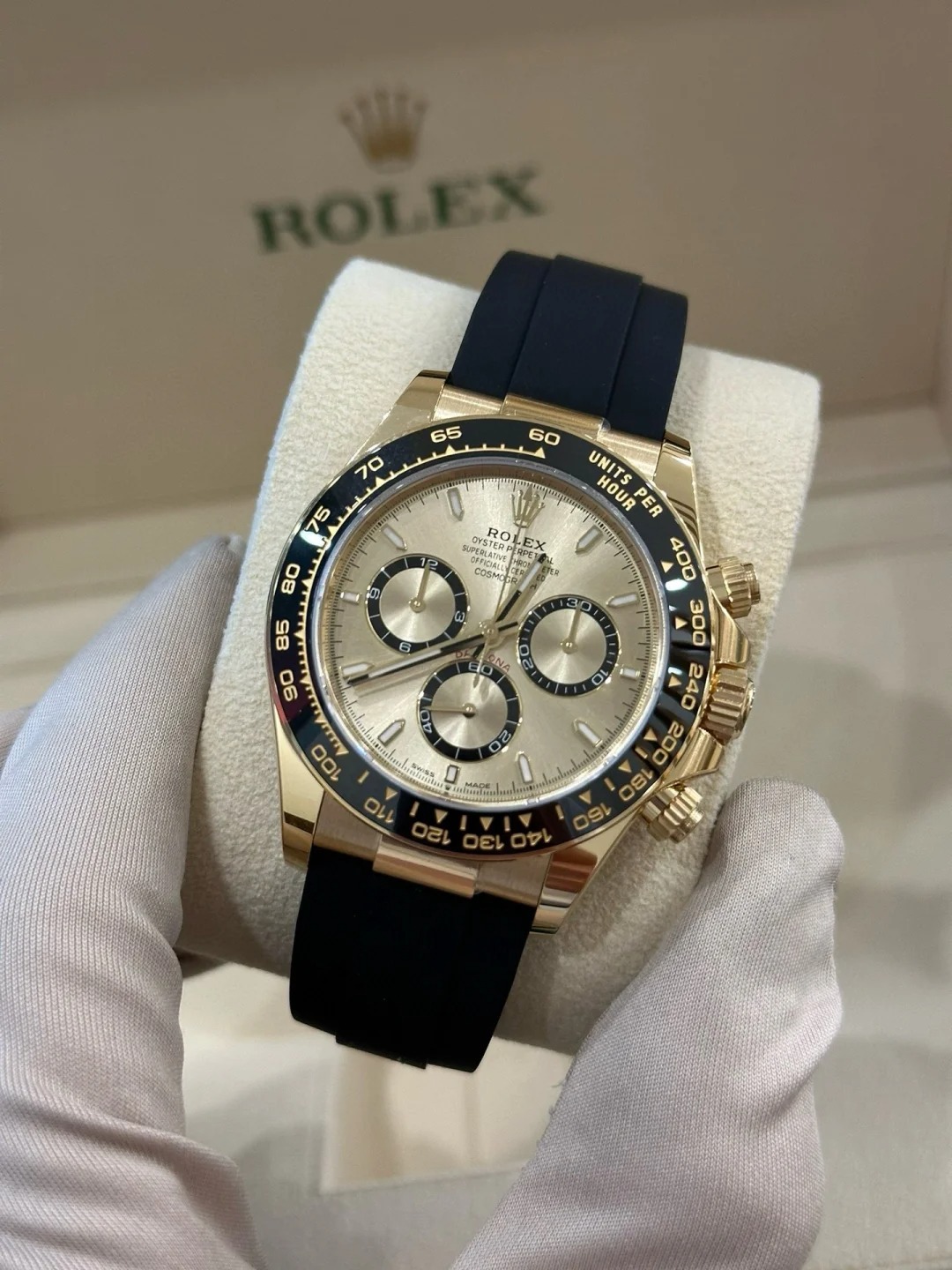 The Oyster Perpetual Cosmograph Daytona is available in 18 ct yellow gold with a gold-toned dial and contrasting chronograph counters. The watch is fitted with an Oysterflex strap with a tachymeter on a black Cerachrom bezel. -m126518ln-0010 40mm