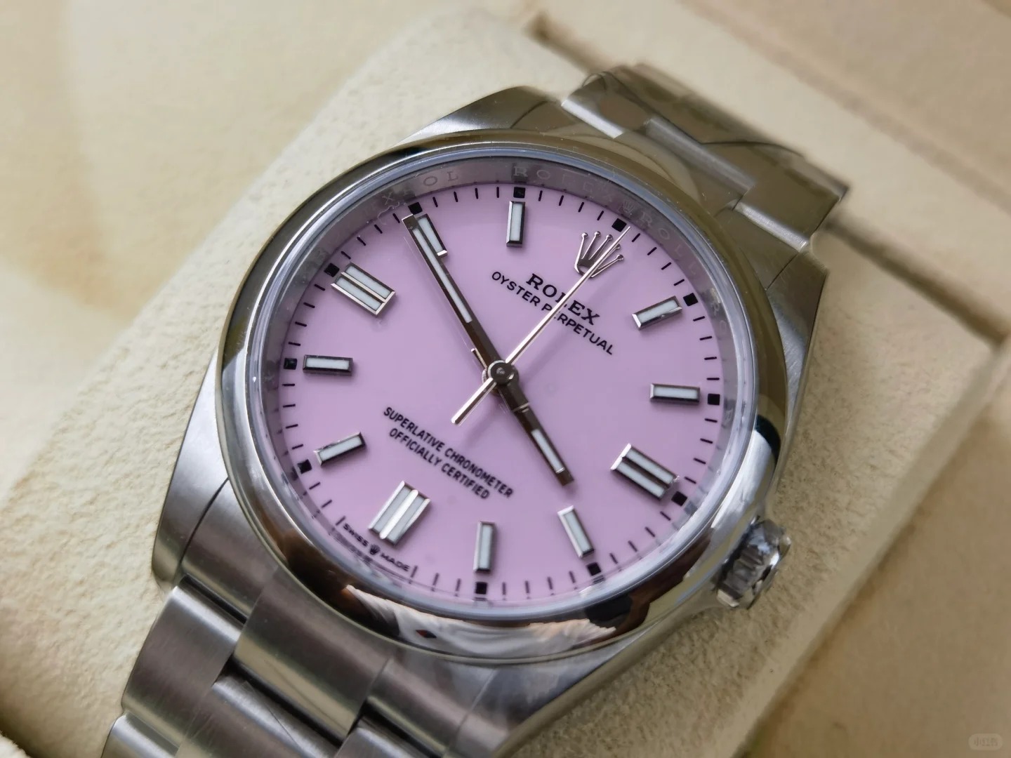 The Oyster Perpetual 36 is presented with a candy pink dial and an Oyster bracelet. -m126000-0008