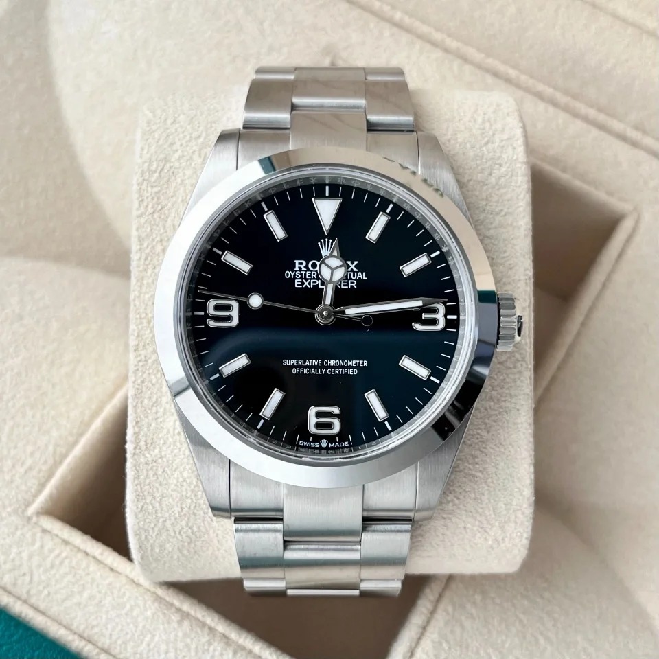 The Oyster Perpetual Explorer 40 is made of Oyster steel with a distinctive black dial featuring the 3, 6 and 9 numerals coated with Chromalight. -m224270-0001