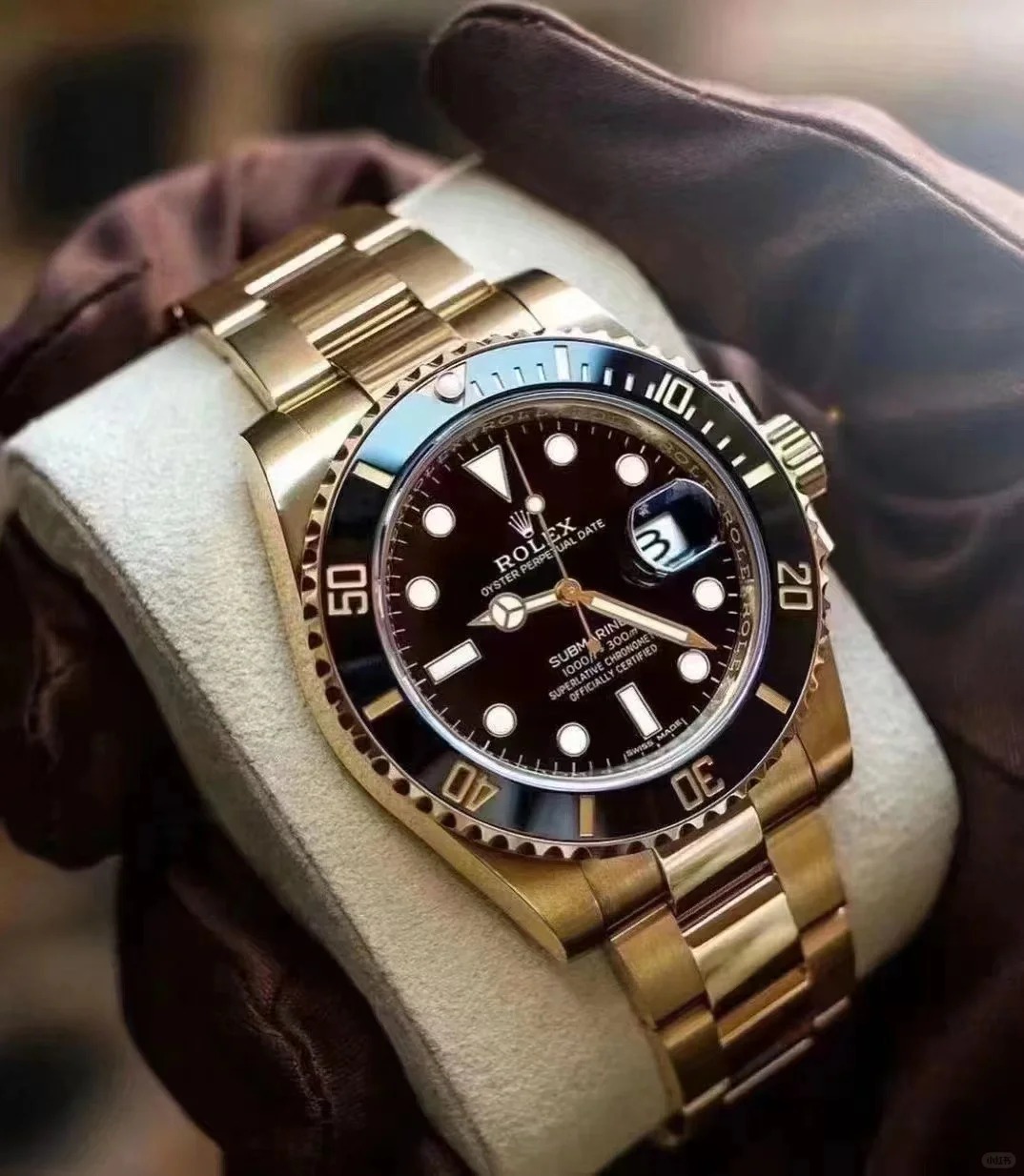 The Oyster Perpetual Submariner Date in 18 ct yellow gold with black Cerachrom insert in ceramic, black dial and oversized luminescent hour markers. -m126618ln-0002 41mm