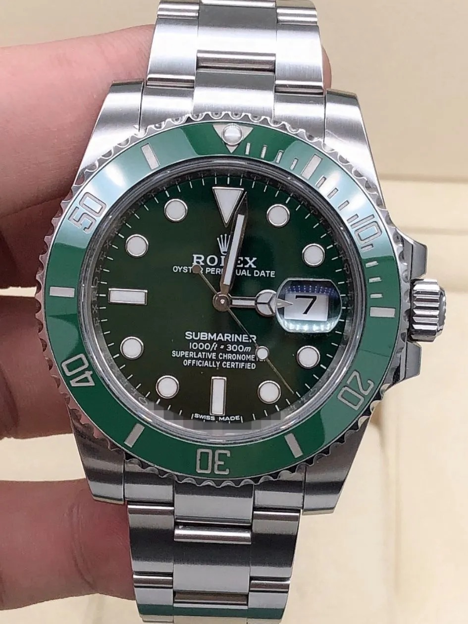 The Oyster Perpetual Submariner Date in Oyster steel with a green Cerachrom insert in ceramic, a black dial and oversized luminescent hour markers. -116610LV 41mm
