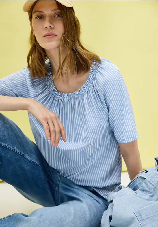 Bluse mit elastischem Kragen