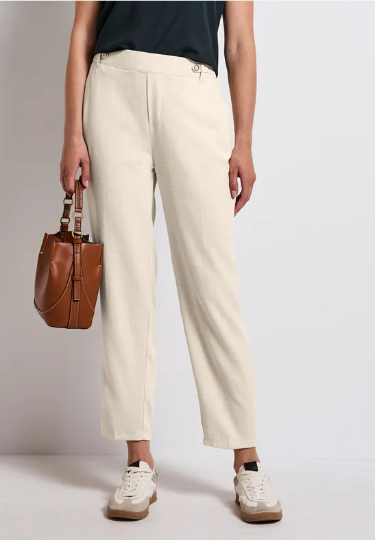 Chino mit Knopfdetail