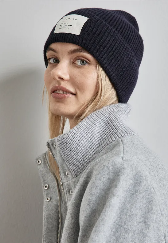 Beanie mit Badge