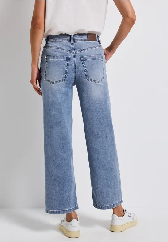 Jeans mit Knopfdetail