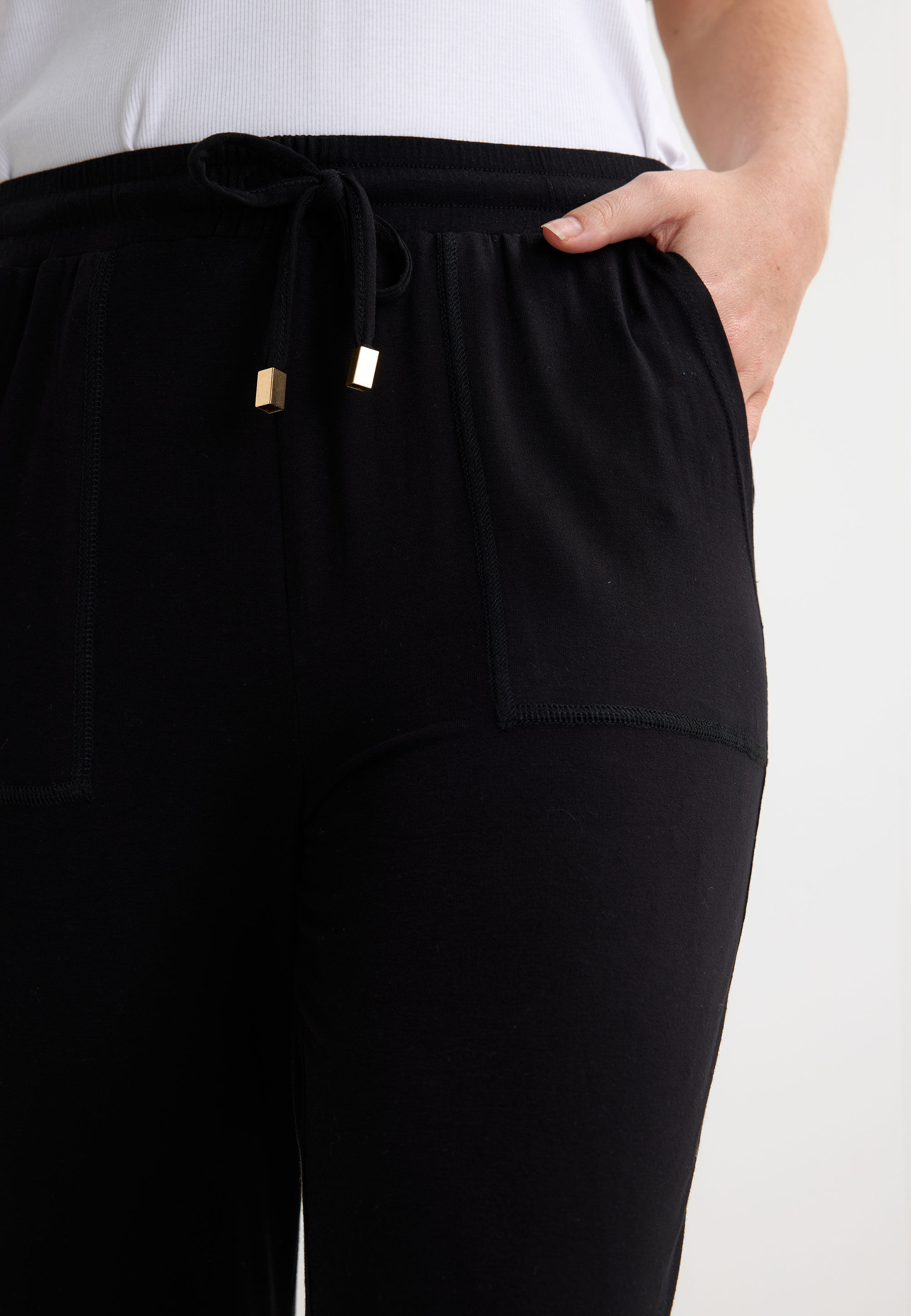 Womens Black Plain Relaxed Cropped Trousers