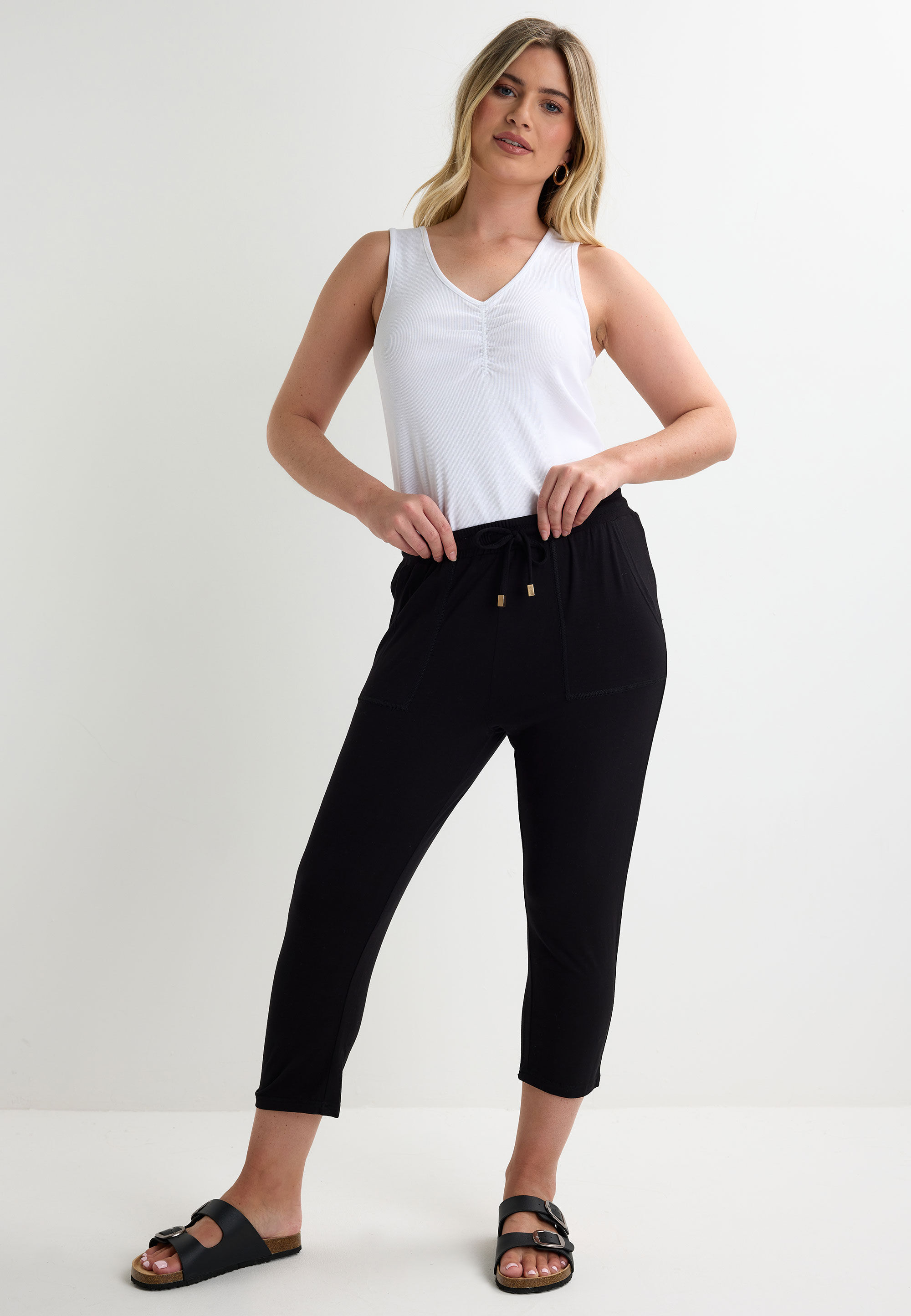 Womens Black Plain Relaxed Cropped Trousers