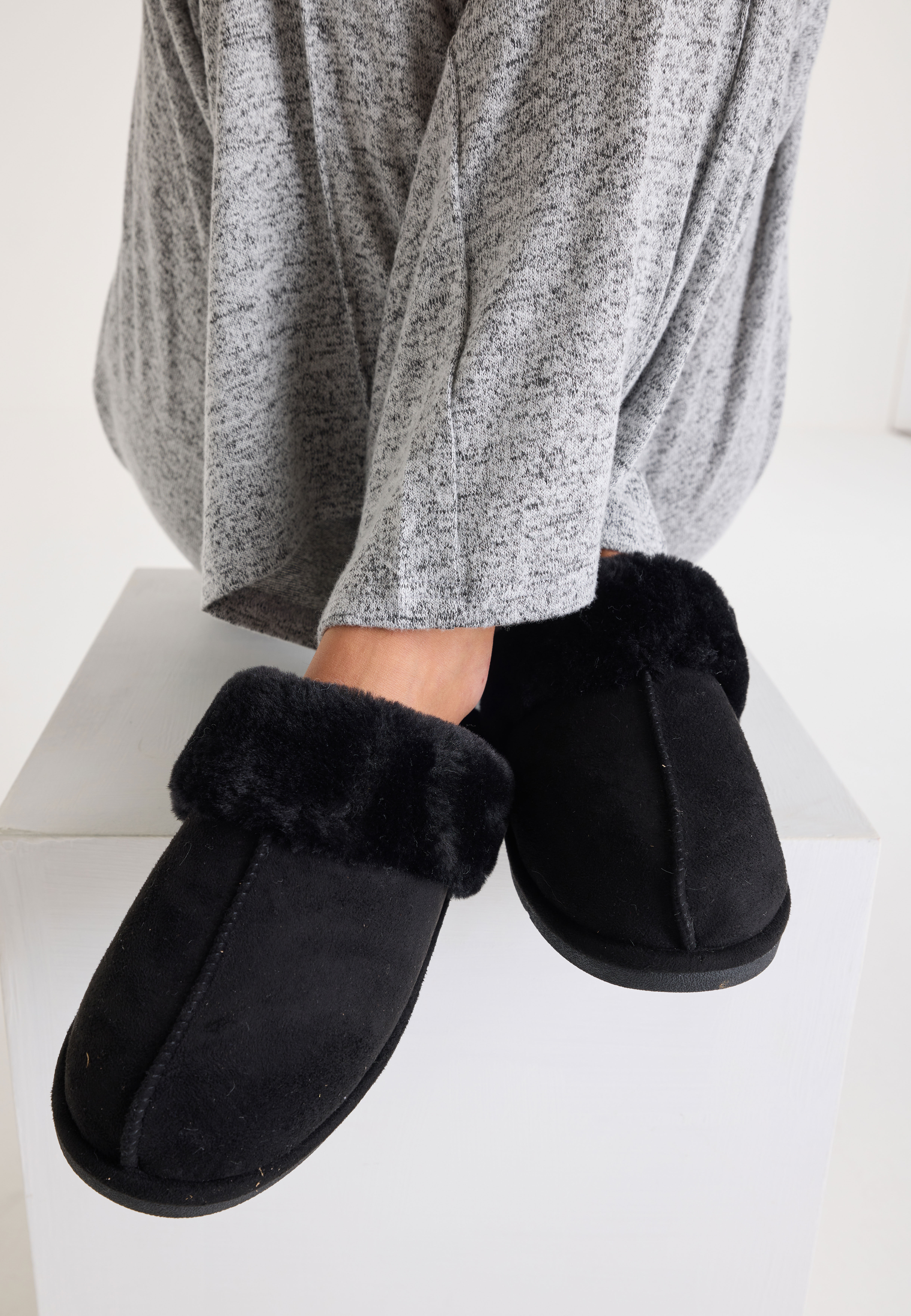 Womens Black Premium Fluffy Mule Slipper