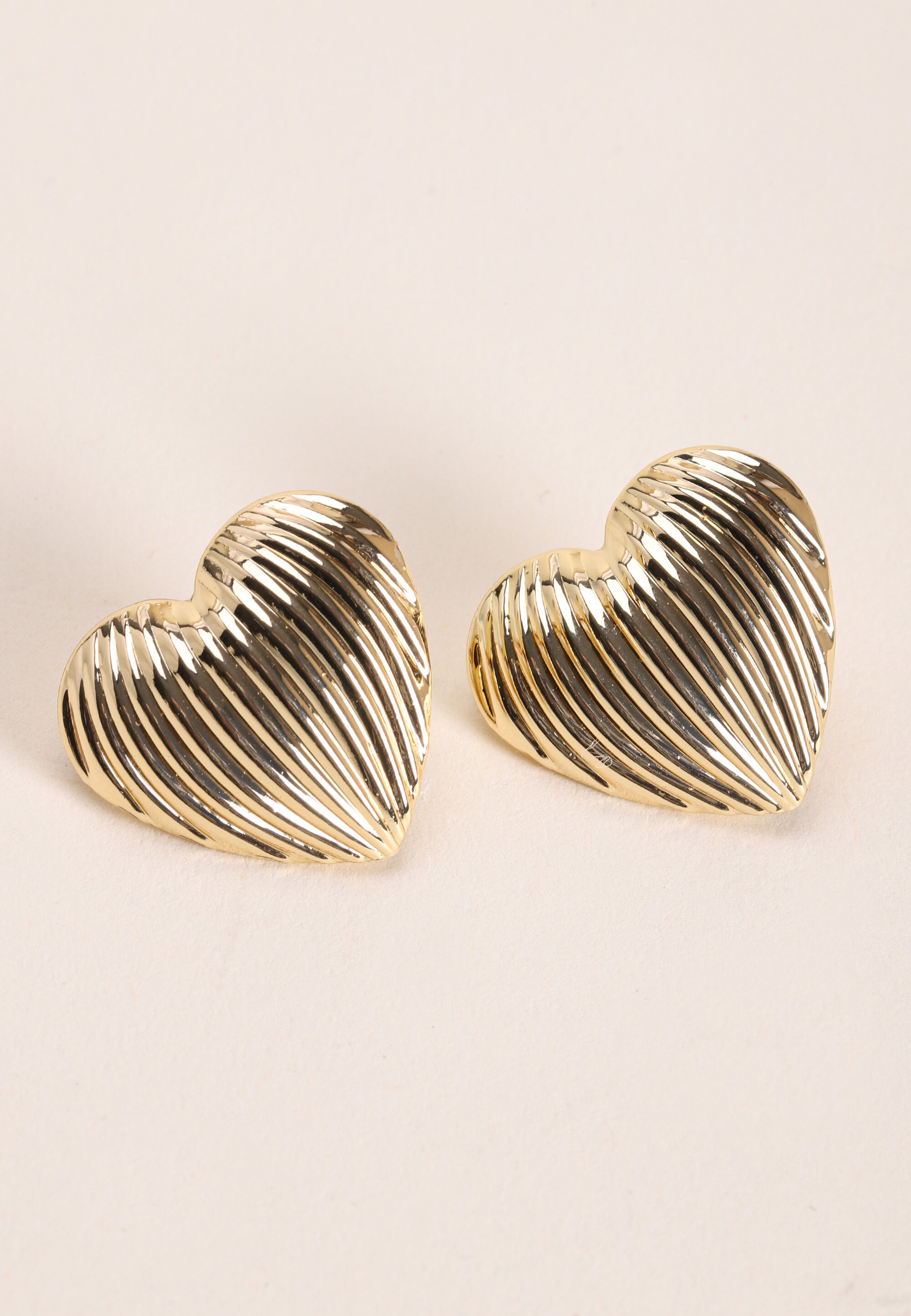 Womens Gold Large Ridge Heart Stud Earrings