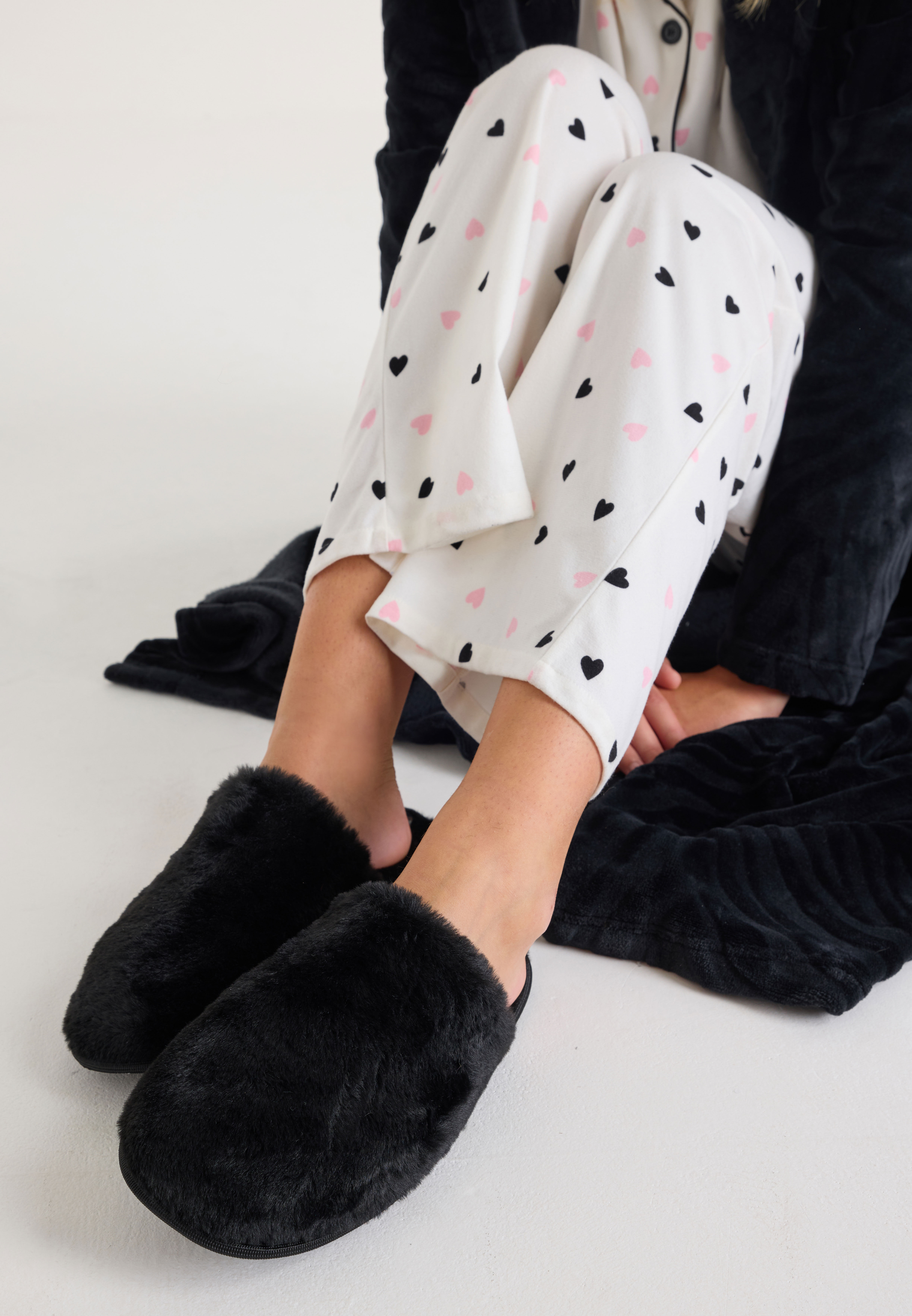 Womens Black Entry Mule Slipper