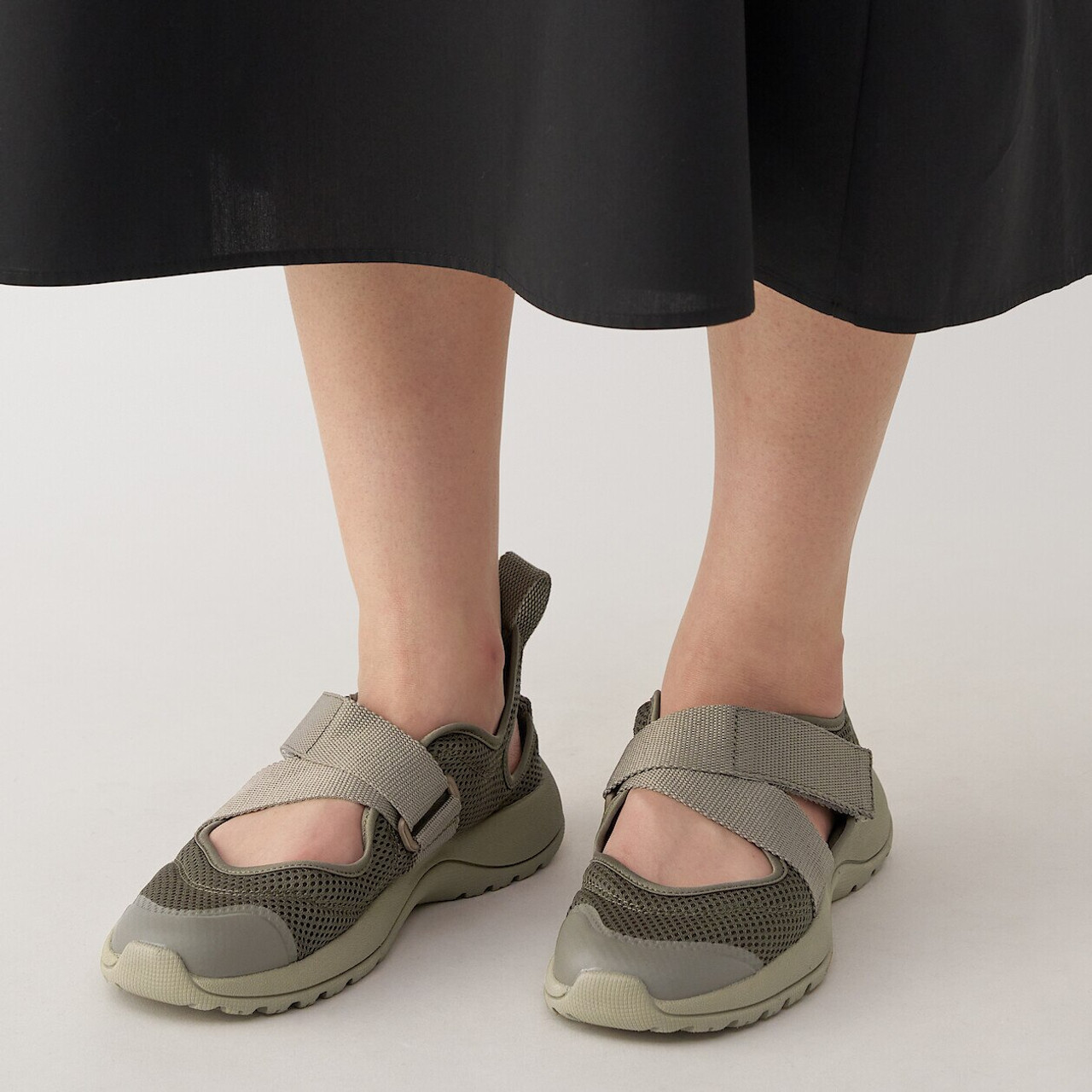 Unisex Velcro Strap Closed‐Toe Sandals.