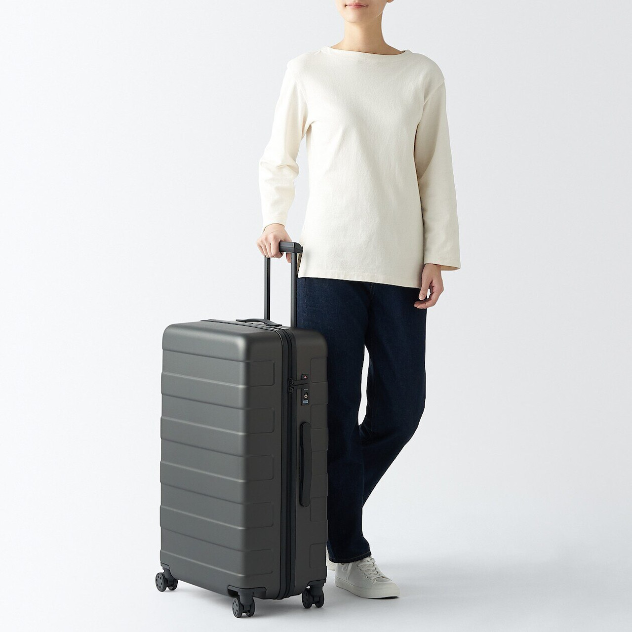 Medium Hard Shell Suitcase ‐ 75 L 19556