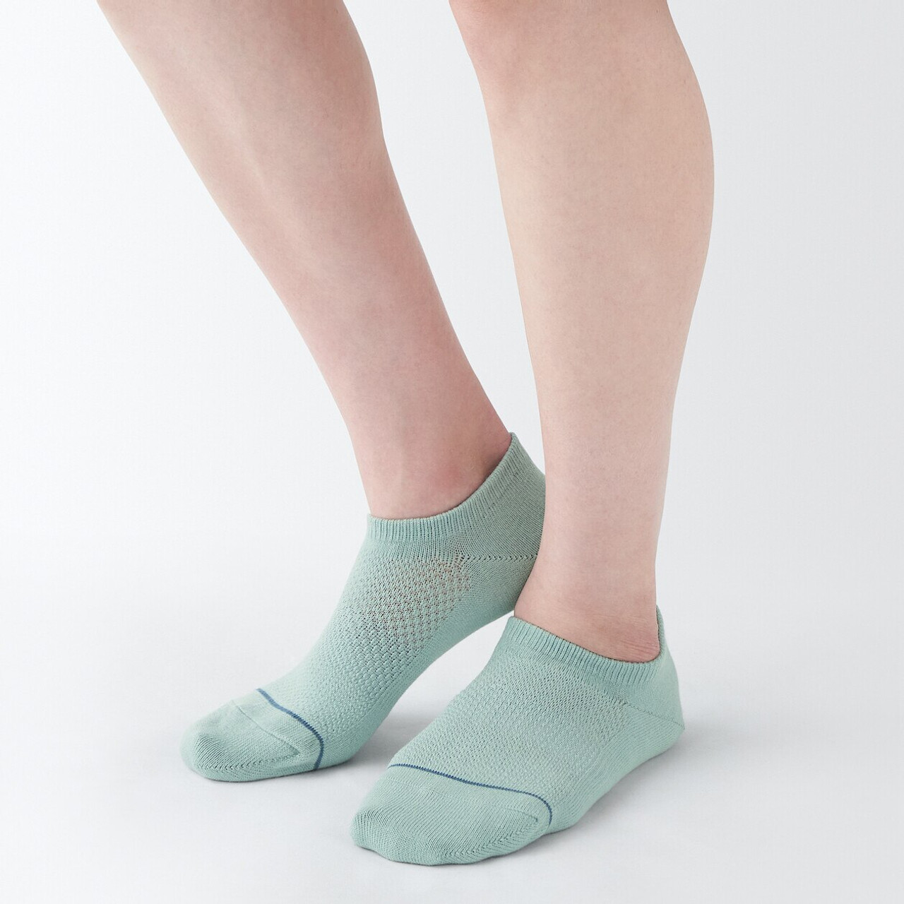Women's Right Angle Moisture Wicking Cotton Trainer Socks