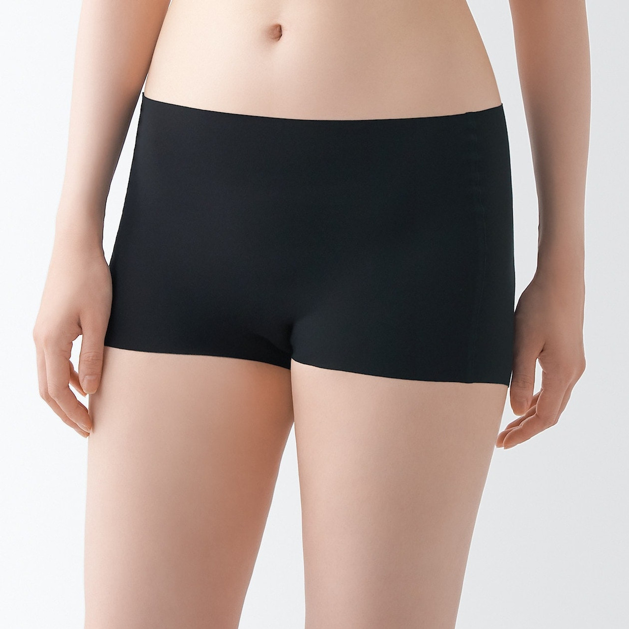Women's Complete Seamless Mid Rise Shorts.