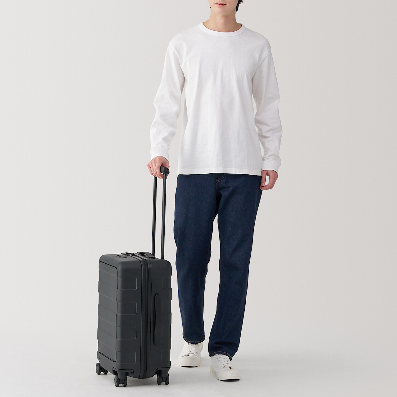 Small Hard Shell 4‐Wheel Suitcase with Front Pocket ‐ 32 L