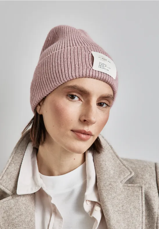 Beanie mit Badge