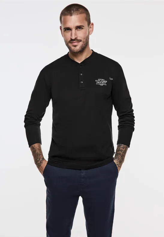 Henleyshirt mit Brustprint