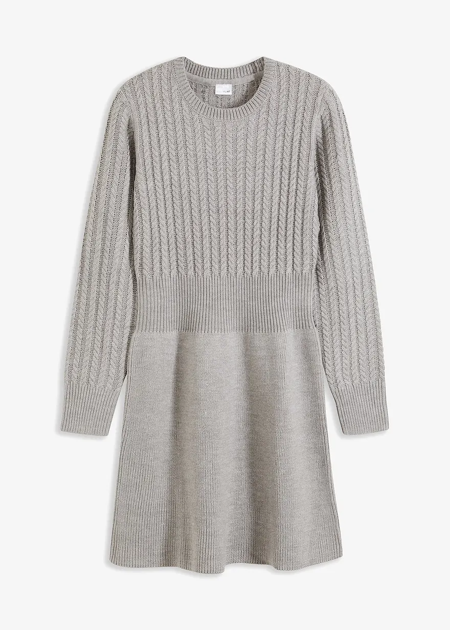 Ausgestelltes Strickkleid mit Zopfmuster