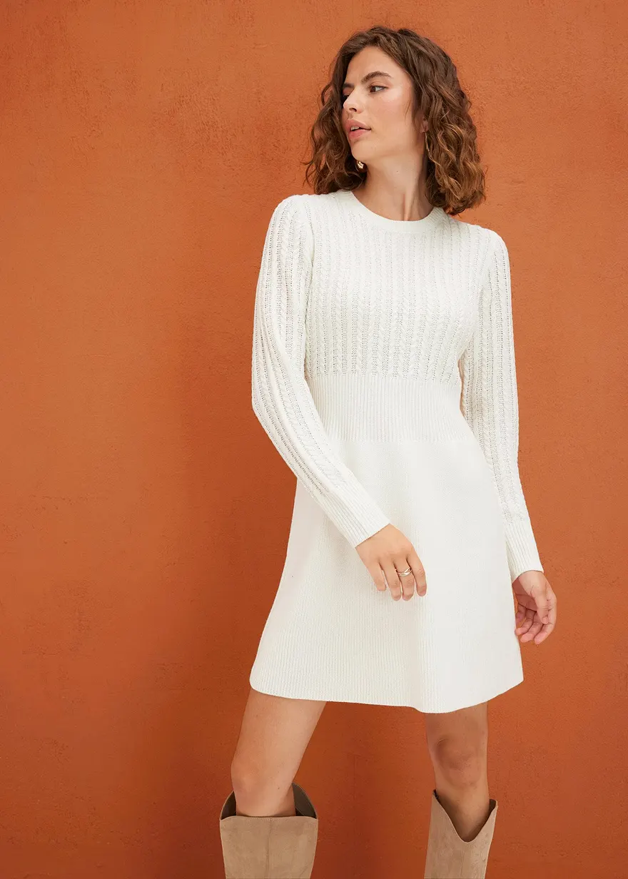 Ausgestelltes Strickkleid mit Zopfmuster