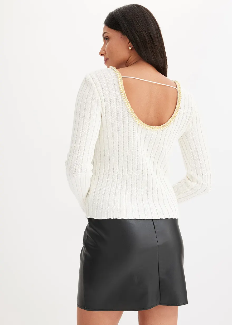 Gerippter Pullover mit dekorativem Perlenband
