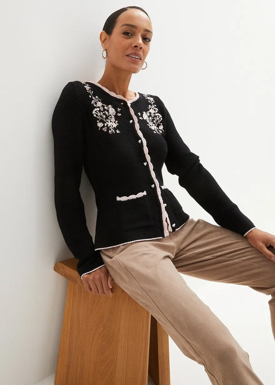 Hübsche Trachten-Strickjacke mit Stickerei