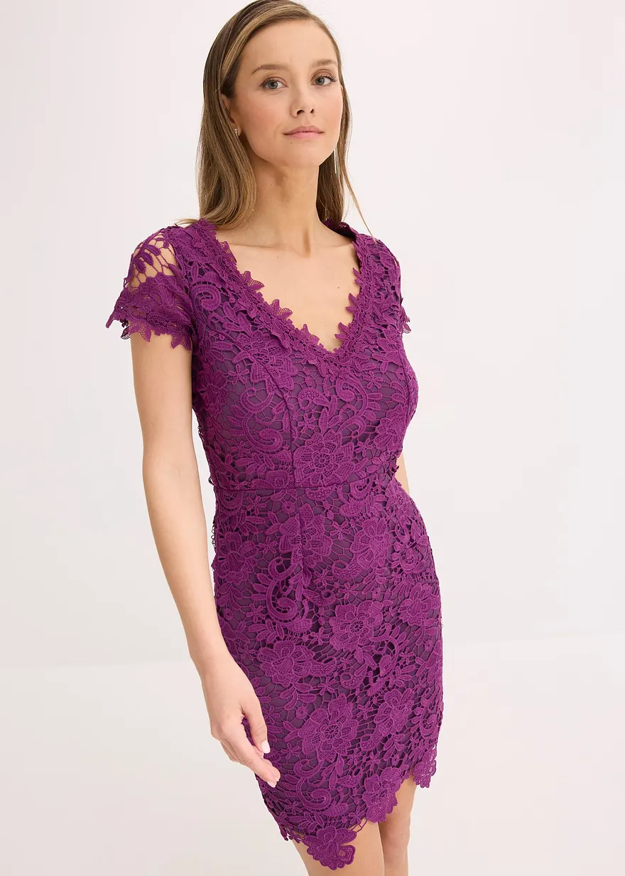 Spitzenkleid mit Häkel-Applikation am Ausschnitt