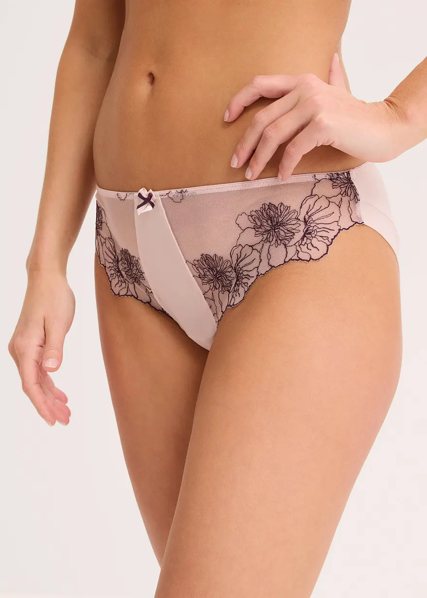 Slip mit zarter Stickerei