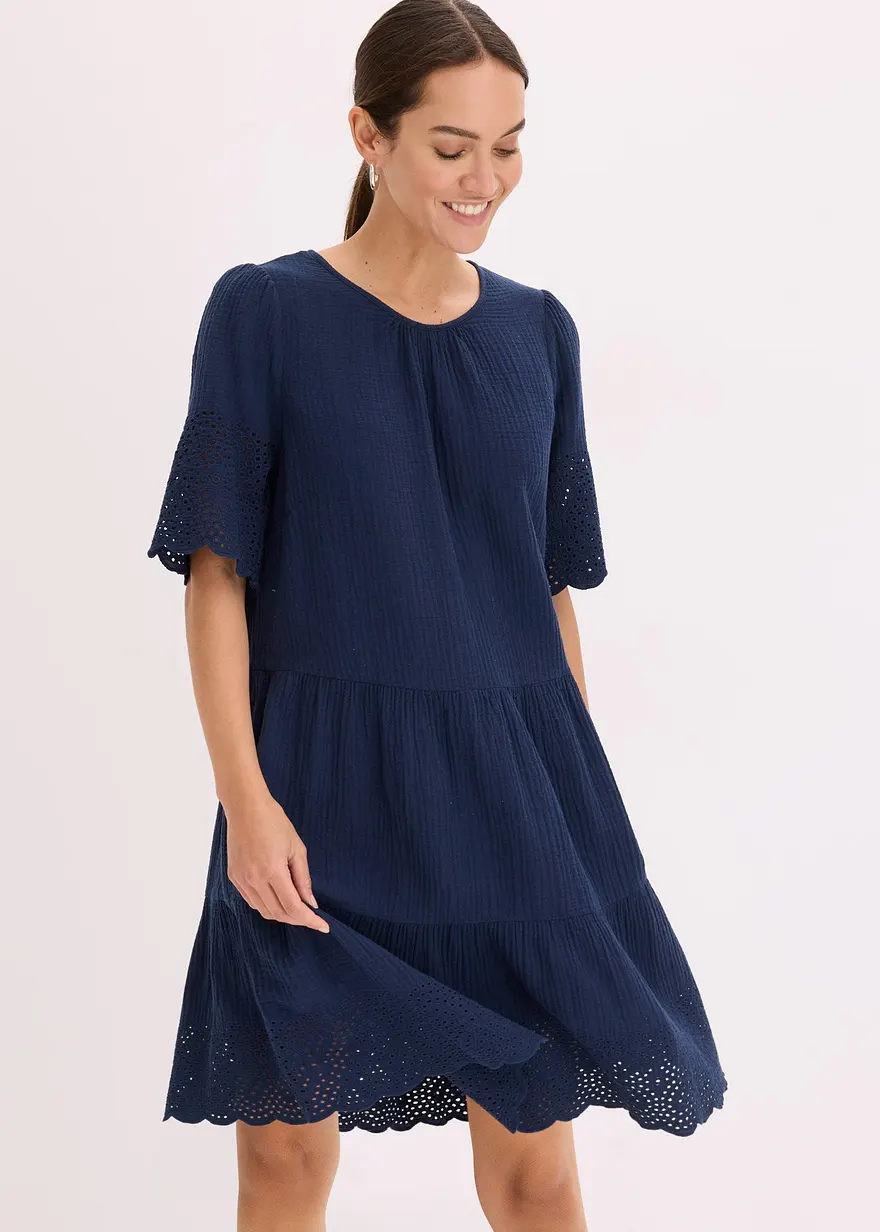 Kleid aus Musselin mit Lochstickerei