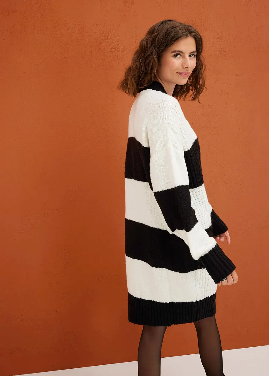 Gestreiftes Strickkleid mit Zopfmuster