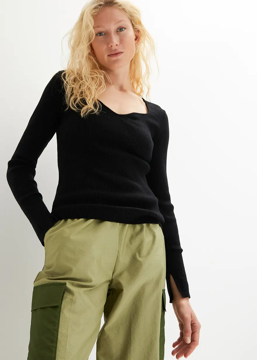 Pullover mit Herzauschnitt