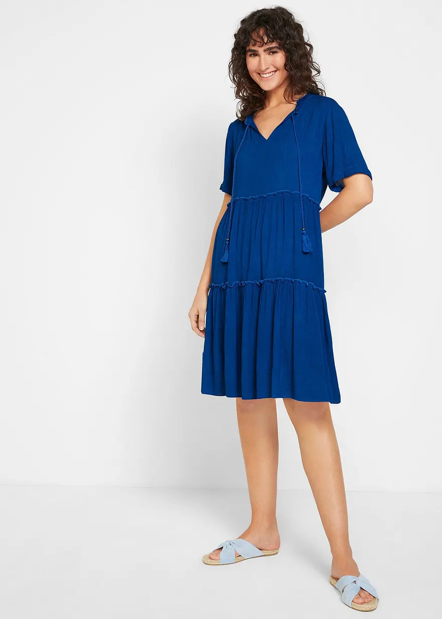 Knieumspielendes Viskose-Crinkle-Kleid mit Ausschnittdetail